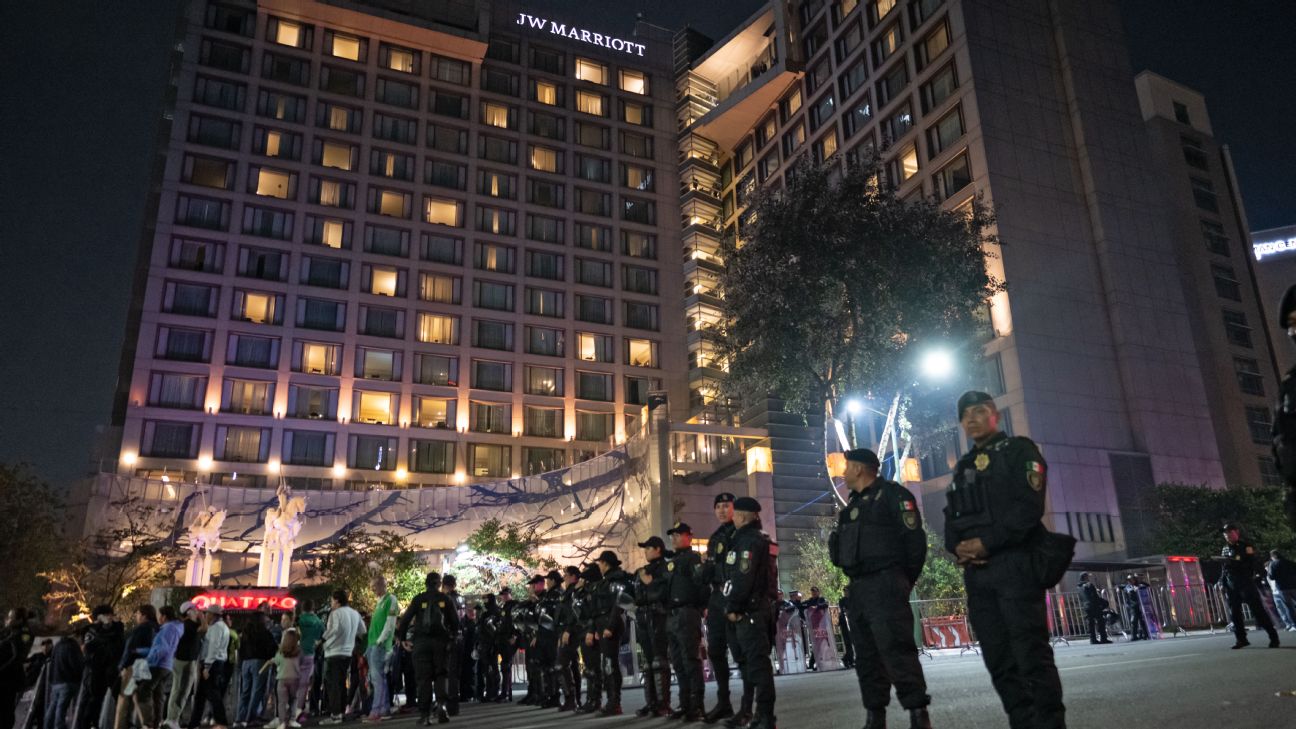 墨西哥球迷酒店外深夜助威，英格兰队也被吵醒了